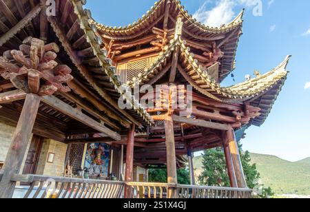 Alte Gebäude am Ufer des Yilóng-Sees im Shiping County, Yunnan, China. Stockfoto