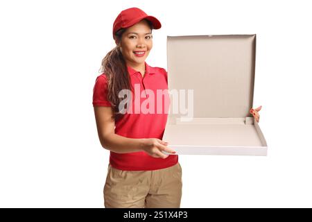 Eine Frau, die eine leere Pizzaschachtel auf weißem Hintergrund hält Stockfoto