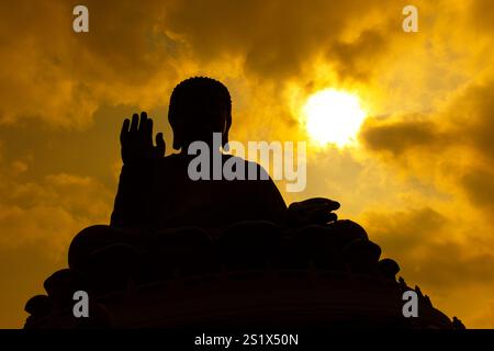 Die Bronzestatue Big Buddha befindet sich im Dorf Ngong Ping in der Nähe des Klosters Po Lin auf der westlichen Seite der Insel Lantau, Hongkong, im PE Stockfoto