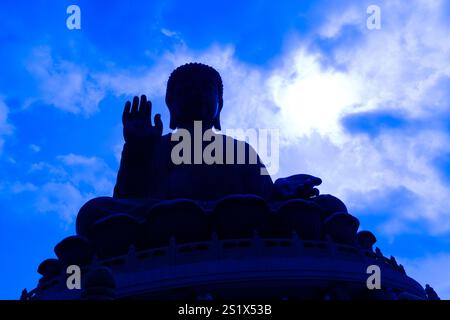 Die Bronzestatue Big Buddha befindet sich im Dorf Ngong Ping in der Nähe des Klosters Po Lin auf der westlichen Seite der Insel Lantau, Hongkong, im PE Stockfoto