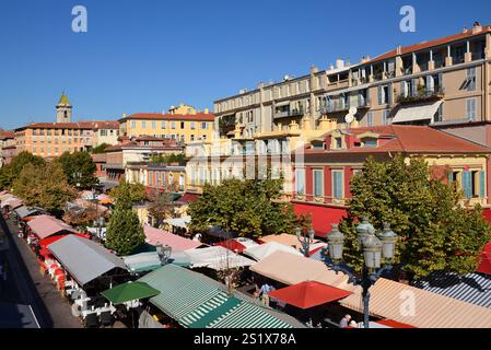 Frankreich, Côte d'azur, Ville de Nice, dans la vieille ville aux Fassades colorées, le cours saleya avec Son traditionnel marché aux fleurs. Stockfoto