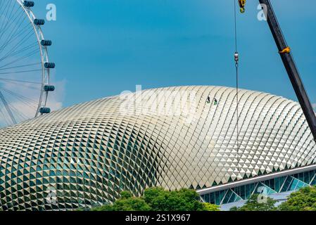 Zwei Männer mit PSA-Gurten arbeiten auf dem Dach eines der Esplanade - Theater in der Bucht in Singapur Stockfoto