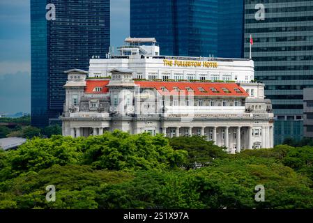 Das Fullerton Hotel Singapur. Das Gebäude aus dem Jahr 1928 war einst Sitz des General Post Office und anderer Regierungsbehörden und ist ein Wahrzeichen der Stadt Stockfoto