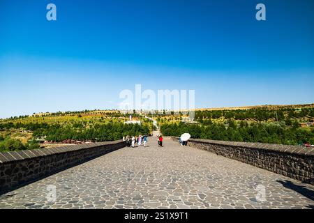 Diyarbakir, Türkei - 07.01.2024: Die Dikelbrücke oder auf der Gozlu-Brücke auf Türkisch. Es ist eine historische Brücke in Diyarbakir über den Fluss Tigris im Südosten der Türkei. Stockfoto