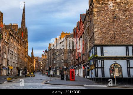 Old Town of Edinburgh in Schottland, Großbritannien. Lawnmarket Street an der Royal Mile, historisches Stadtzentrum. Stockfoto