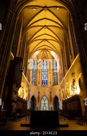Das Innere der Kirche Saint Martin mit Hochaltar in Colmar, Elsass, Frankreich. Gotische Architektur, römisch-katholische Kirche von 1365. Stockfoto