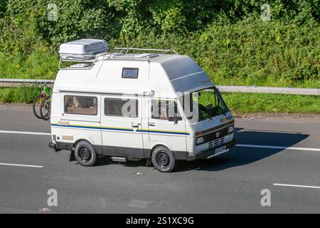 1990 90er Jahre VW Volkswagen Diesel 2383 ccm Westfalia Wondow Van mit Fiamma F45 S Markise; Fahrt auf der Autobahn M6, Großbritannien Stockfoto