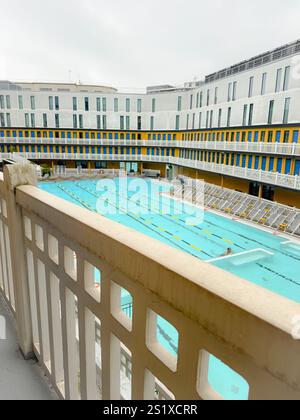 Frankreich, Paris, 17. November 2024, Blick vom Balkon auf den berühmten Piscine Molitor in paris, mit einem Schwimmtraining im Pool Stockfoto