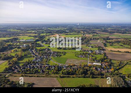 Luftbild, Wiesen und Felder mit Blick zum Kraftwerk Lünen, Bork, Selm, Münsterland, Nordrhein-Westfalen, Deutschland Stockfoto