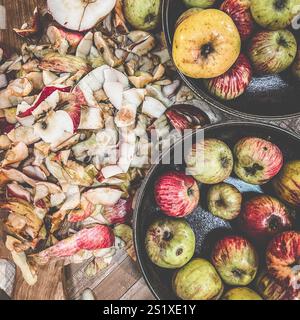 Frisch geerntete Äpfel, die für Apfelkuchen zubereitet werden, mit einer Schüssel voller Äpfel und einer anderen voll Apfelschalen Stockfoto