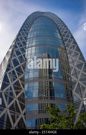 Tokio, Japan, 14. Juni 2024: Tokyo Mode Gakuen ist ein moderner Turm, in dem Mode-, Technologie- und Designschulen sowie eine medizinische Hochschule, Phot, untergebracht sind Stockfoto