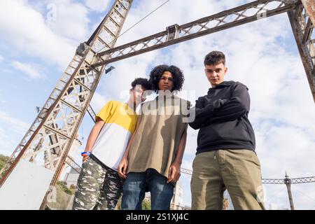 Drei Teenager, die die Kamera anschauen, sind eine Herausforderung Stockfoto