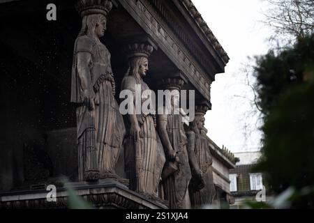 Caryatids an der St Pancras Church, Eine Kirche im griechischen Wiedergeburtsstil an der Euston Road, London. Inspiriert vom Erechtheum in Athen Stockfoto