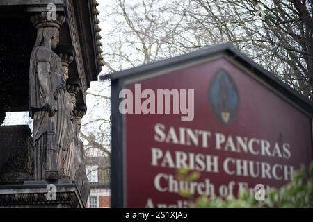 Caryatids an der St Pancras Church, Eine Kirche im griechischen Wiedergeburtsstil an der Euston Road, London. Inspiriert vom Erechtheum in Athen Stockfoto