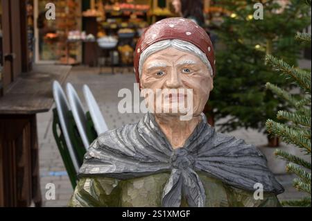 Ausflug auf dem Weihnachtsmarkt in St. Wolfgang im oberösterreichischen Salzkammergut, fotografiert am 19.12.2024. - Das Bild eine Holzfigur, die alte Frau mit Kopftuch 2024 - Ausflug auf dem Weihnachtsmarkt in St. Wolfgang im öberösterreichischen Salzkammergut, am 19.12.2024. *** Ausflug auf dem Weihnachtsmarkt in St. Wolfgang im oberösterreichischen Salzkammergut, fotografiert am 19 12 2024 das Bild eine Holzfigur einer alten Frau mit Kopftuch 2024 Ausflug auf dem Weihnachtsmarkt in St. Wolfgang im oberösterreichischen Salzkammergut, am 19 12 2024 Stockfoto