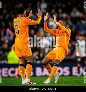 Real Madrids französischer Spieler Kylian Mbappé feierte ein Tor, während der englische Teamkollege Jude Bellingham sich gegenseitig hochfieberte. Stockfoto