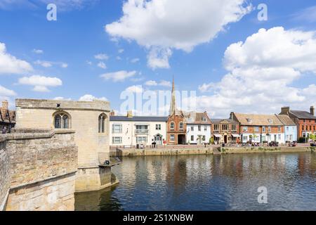 Die Bridge Chapel auf der St Ives Bridge über den Fluss Great Ouse durch St Ives eine mittelalterliche Marktstadt in Cambridgeshire England Großbritannien GB Europa Stockfoto