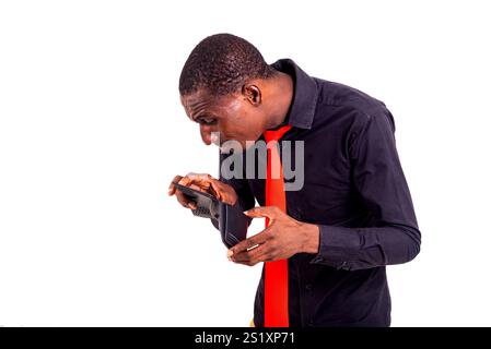 Porträt eines hübschen jungen Mannes, der eine leere Brieftasche hält. Stockfoto