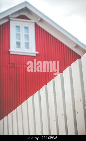 Ein traditionelles Haus aus rotem Wellblech in Island Stockfoto