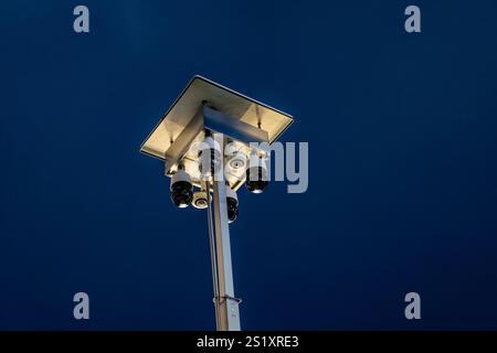 Sicherheitskameras für den Außenbereich an einem Stab montiert Stockfoto