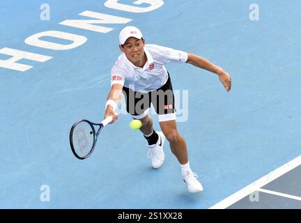 Hongkong, China. Januar 2025. Nishikori Kei aus Japan trifft im Finale der Männer gegen Alexandre Muller aus Frankreich bei den ATP250 Hong Kong Tennis Open am 5. Januar 2025 in Hongkong, Südchina, zurück. Quelle: Lo Ping Fai/Xinhua/Alamy Live News Stockfoto