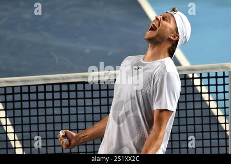 Hongkong, China. Januar 2025. Alexandre Muller aus Frankreich feiert den Sieg im Finale der Männer gegen Nishikori Kei aus Japan bei den ATP250 Hong Kong Tennis Open in Hongkong, Südchina, 5. Januar 2025. Quelle: Lo Ping Fai/Xinhua/Alamy Live News Stockfoto