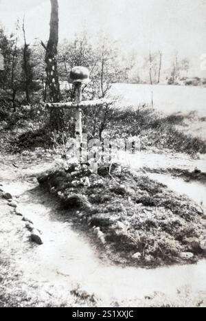 Das Grab eines im Zweiten Weltkrieg getöteten deutschen Soldaten am Straßenrand bei Celle. Stockfoto
