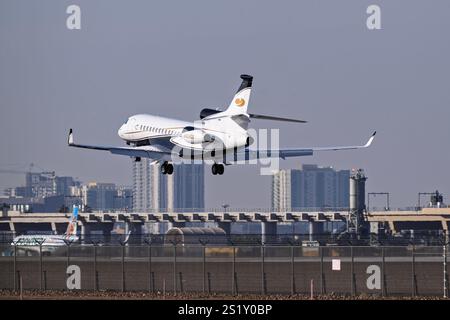 Sky Harbor International Airport 12-31-2024 Phoenix, AZ USA Private Dassault Falcon 7X N805CC Sonnenuntergang Ankunft für 25 l im Sky Harbor Intl. Flughafen. Stockfoto