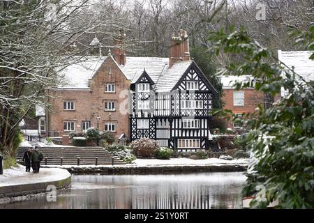 Worsley Packet House am Bridgewater Canal in Worsley, Salford, ist von Schnee umgeben Stockfoto