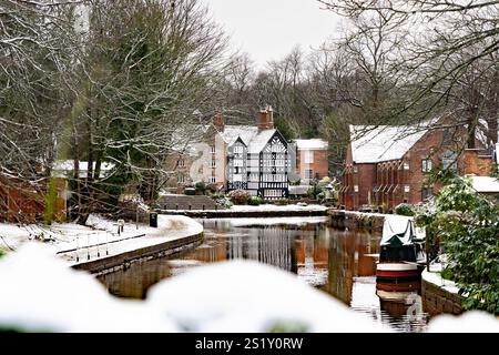 Worsley Packet House am Bridgewater Canal in Worsley, Salford, ist von Schnee umgeben Stockfoto
