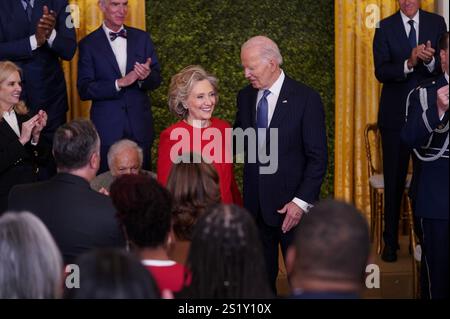 US-Präsident Joe Biden überreicht die ehemalige US-Außenministerin Hillary Clinton während einer Zeremonie im East Room des Weißen Hauses am Samstag, den 4. Januar 2025, mit der Presidential Medal of Freedom. Die Presidential Medal of Freedom ist die höchste zivile Auszeichnung der Nation, die Personen verliehen wird, die beispielhaft zum Wohlstand, zu Werten oder zur Sicherheit der Vereinigten Staaten, zum Weltfrieden oder zu anderen wichtigen gesellschaftlichen, öffentlichen oder privaten Bemühungen beigetragen haben. Kredit: Leigh Vogel/Pool über CNP/MediaPunch Stockfoto