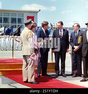 3. Mai 1961 Ankunftszeremonien für den tunesischen Präsidenten Habib Bourguiba Sr. L-R: Militärhelfer des Präsidenten, General Chester V. Clifton; First Lady Jacqueline Kennedy; Präsident John F. Kennedy; drei unbekannte Männer. Military Air Transport Service (MATS) Terminal, Washington National Airport, Washington, D.C. Stockfoto