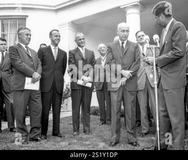 (1. August 1962) der ehemalige Präsident John F. Kennedy überreicht Dr. Robert R. Gilruth Direktor des bemannten Spacecraft Center, Houston, Texas, mit der Medaille für den Distinguished Federal Civil Service. Die Zeremonie fand auf dem Weißen Haus statt. An der Teilnahme nahmen Astronaut Alan Sheppard, Astronaut John Glenn, Robert R. Gilruth, NASA-Administrator James Webb und Präsident John F. Kennedy Teil. Stockfoto