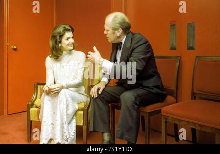 1976, 25. Januar John F. Kennedy Center for the Performing Arts - African Room Washington, DC Gerald R. Ford, Jacqueline Bouvier Kennedy Onassis sitzend, sprechen; formelle Kleidung Bicentennial Salute to the Performing Arts - Pause Empfang; First Ladies Stockfoto