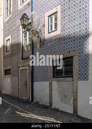 Die engen Gassen und alten Gebäude des Viertels Alfama in Lissabon am späten Nachmittag Stockfoto
