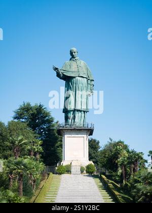 San Carlone Statue, auch bekannt als Koloss von San Carlo Borromeo am Lago Maggiore in Italien. Berühmtes touristisches Wahrzeichen. Stockfoto