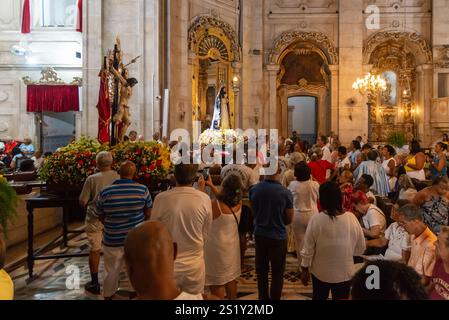 Salvador, Bahia, Brasilien - 01. Januar 2025: Katholiken werden während der Bom Jesus dos Navegantes Messe in Conceicao da Praia betend gesehen. Salvador, Bahia Stockfoto