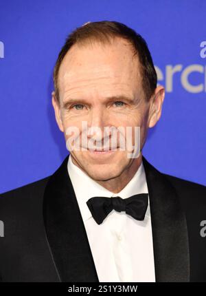 Palm Springs, Kalifornien, USA. Januar 2025. Ralph Fiennes nimmt am 3. Januar 2025 an den 36. Jährlichen Palm Springs International Film Festival Film Awards im Palm Springs Convention Center Teil. Quelle: Jeffrey Mayer/Media Punch/Alamy Live News Stockfoto