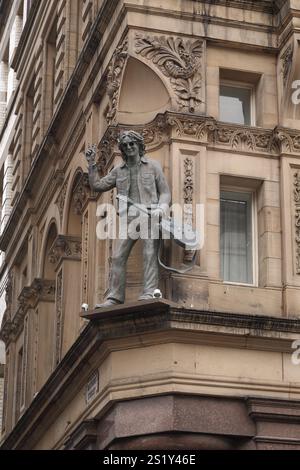 LIVERPOOL, GROSSBRITANNIEN – 13. SEPTEMBER 2014: Dies ist eine Skulptur von John Lennon auf der Traufe eines der Häuser der Heimat der Beatles. Stockfoto