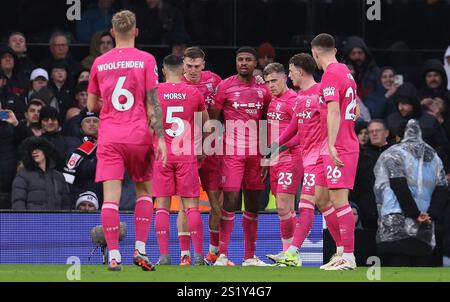 London, Großbritannien. Januar 2025. Sammie Szmodics (3. R) aus Ipswich Town feiert, nachdem er 1-0 Punkte beim Premier League-Spiel im Craven Cottage in London erzielt hat. Der Bildnachweis sollte lauten: Paul Terry/Sportimage Credit: Sportimage Ltd/Alamy Live News Stockfoto