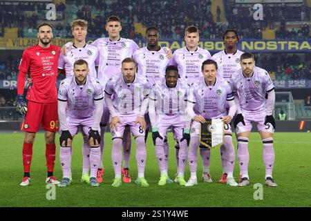 Die Startaufstellung des Udinese FC während des italienischen Fußballspiels Serie A zwischen Hellas Verona FC und Udinese Calcio im Stadion Marcantonio Bentegodi. Endstand: Hellas Verona FC 0 - 0 Udinese Calcio Stockfoto