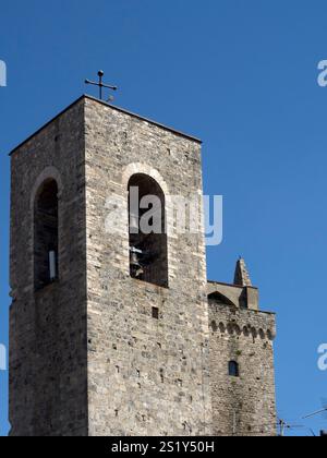 SAN GIMIGNANO, TOSKANA, ITALIEN - 5. AUGUST 2015: Außenansicht des Glockenturms Stockfoto