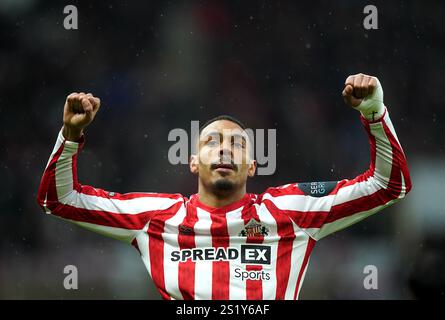 Sunderlands Wilson Isidor feiert das erste Tor ihrer Mannschaft während des Sky Bet Championship Matches im Stadium of Light in Sunderland. Bilddatum: Sonntag, 5. Januar 2025. Stockfoto