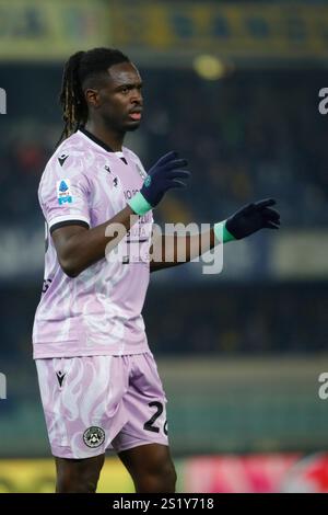 Oumar Solet von Udinese Calcio wurde während des Fußballspiels der italienischen Serie A zwischen Hellas Verona FC und Udinese Calcio im Stadion Marcantonio Bentegodi gezeigt. Endpunktzahl : Hellas Verona FC 0-0 Udinese Calcio (Foto: Emanuele Pennacchio / SOPA Images / SIPA USA) Stockfoto