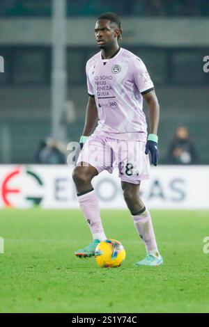 Oumar Solet von Udinese Calcio wurde während des Fußballspiels der italienischen Serie A zwischen Hellas Verona FC und Udinese Calcio im Stadion Marcantonio Bentegodi gezeigt. Endpunktzahl : Hellas Verona FC 0-0 Udinese Calcio (Foto: Emanuele Pennacchio / SOPA Image/SIPA USA) Stockfoto