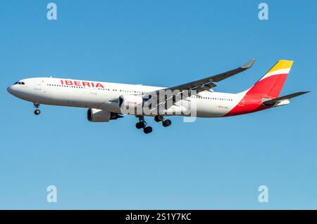 Aeropuerto de Madrid Barajas. Avión de Línea de largo Radio Airbus A330 de la aerolínea Iberia aterrizando. Stockfoto