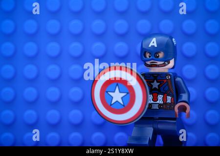 Tambow, Russische Föderation - 5. November 2024 Lego Captain America Minifigur mit Schild vor blauem Hintergrund Stockfoto