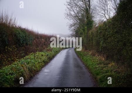 Englische Landstraße im Winter Stockfoto