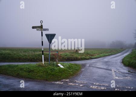 Traditioneller Wegweiser an der School Road in Bracon Ash, Norfolk Stockfoto