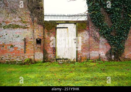 Gartentor zu einem ummauerten Garten Stockfoto